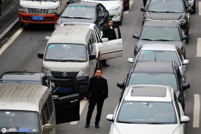 駕駛機(jī)動(dòng)車在道路上發(fā)生交通事故要立即_駕駛機(jī)動(dòng)車發(fā)生事故怎么處理_駕駛機(jī)動(dòng)車在山區(qū)道路超車時(shí)